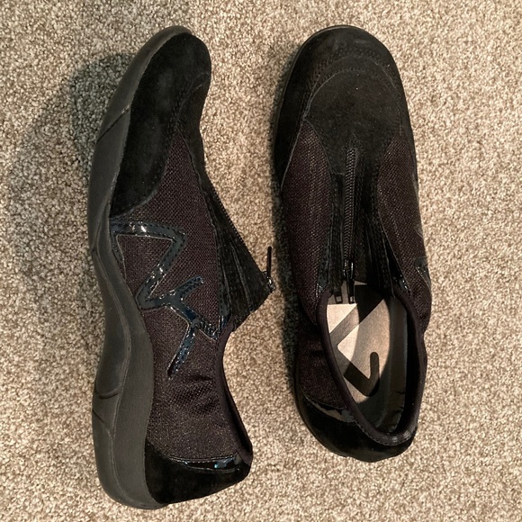 Tennis shoes - Picture 1 of 2